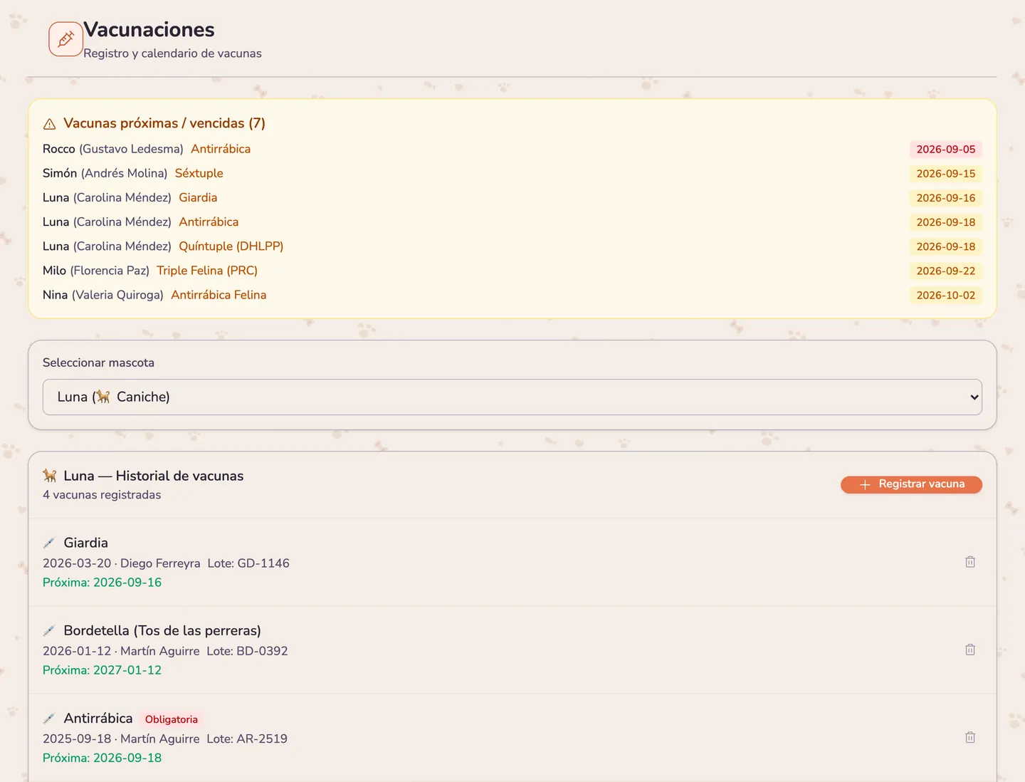 El control de vacunas en meltolify pet: arriba, la lista de vacunas próximas y vencidas con la mascota, el responsable, la vacuna y la fecha; abajo, el historial de vacunas de Luna, una caniche, con la fecha, el veterinario, el lote y la próxima dosis de cada una, y la antirrábica marcada como obligatoria.